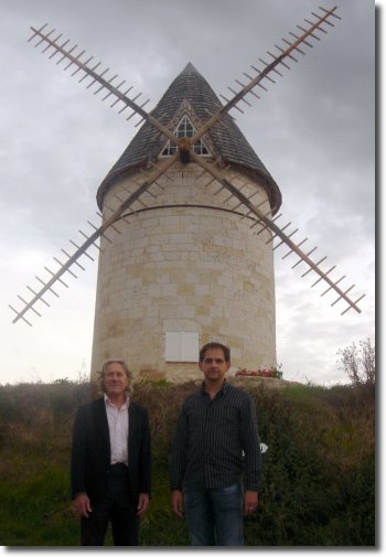 andré et Président Chou devant le moulin de l'artiste