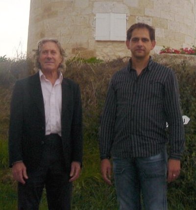 andré et Président Chou devant le moulin de l'artiste