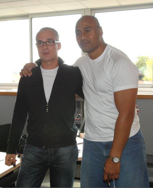 Le Pénible Greg avec le légendaire All Blacks Jonah Lomu